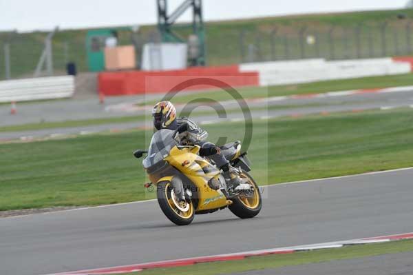 Motorcycle action photographs;Silverstone circuit;Silverstone photographs;Trackday digital images;event digital images;eventdigitalimages;no limits trackday;peter wileman photography;rockingham towcester northamptonshire;trackday;trackday photos