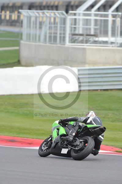 Motorcycle action photographs;Silverstone circuit;Silverstone photographs;Trackday digital images;event digital images;eventdigitalimages;no limits trackday;peter wileman photography;rockingham towcester northamptonshire;trackday;trackday photos