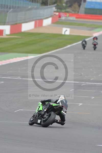 Motorcycle action photographs;Silverstone circuit;Silverstone photographs;Trackday digital images;event digital images;eventdigitalimages;no limits trackday;peter wileman photography;rockingham towcester northamptonshire;trackday;trackday photos