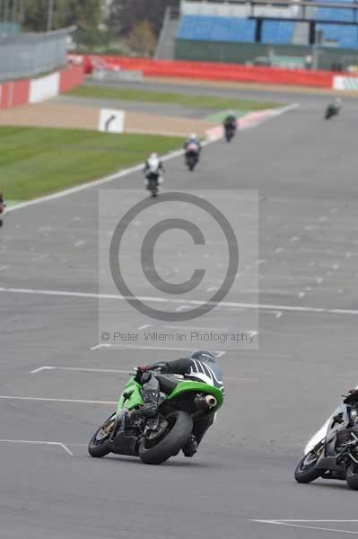 Motorcycle action photographs;Silverstone circuit;Silverstone photographs;Trackday digital images;event digital images;eventdigitalimages;no limits trackday;peter wileman photography;rockingham towcester northamptonshire;trackday;trackday photos
