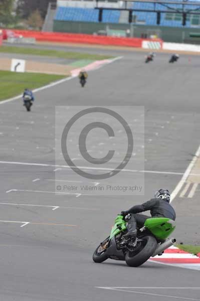 Motorcycle action photographs;Silverstone circuit;Silverstone photographs;Trackday digital images;event digital images;eventdigitalimages;no limits trackday;peter wileman photography;rockingham towcester northamptonshire;trackday;trackday photos