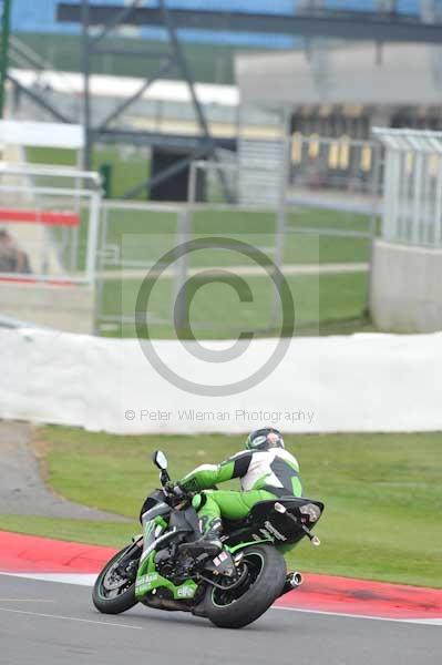 Motorcycle action photographs;Silverstone circuit;Silverstone photographs;Trackday digital images;event digital images;eventdigitalimages;no limits trackday;peter wileman photography;rockingham towcester northamptonshire;trackday;trackday photos