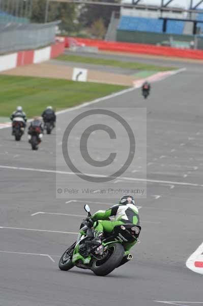 Motorcycle action photographs;Silverstone circuit;Silverstone photographs;Trackday digital images;event digital images;eventdigitalimages;no limits trackday;peter wileman photography;rockingham towcester northamptonshire;trackday;trackday photos