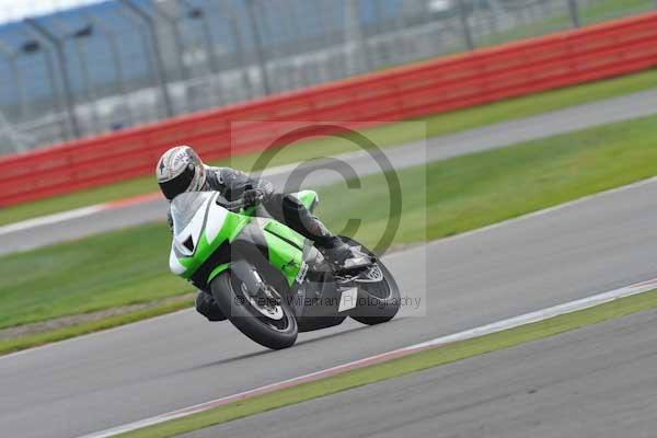 Motorcycle action photographs;Silverstone circuit;Silverstone photographs;Trackday digital images;event digital images;eventdigitalimages;no limits trackday;peter wileman photography;rockingham towcester northamptonshire;trackday;trackday photos