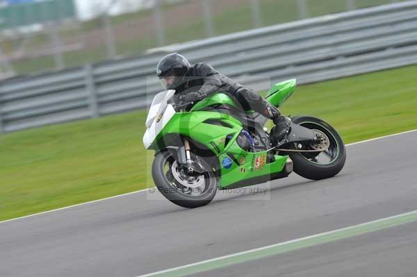 Motorcycle action photographs;Silverstone circuit;Silverstone photographs;Trackday digital images;event digital images;eventdigitalimages;no limits trackday;peter wileman photography;rockingham towcester northamptonshire;trackday;trackday photos