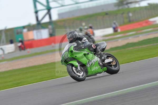Motorcycle action photographs;Silverstone circuit;Silverstone photographs;Trackday digital images;event digital images;eventdigitalimages;no limits trackday;peter wileman photography;rockingham towcester northamptonshire;trackday;trackday photos