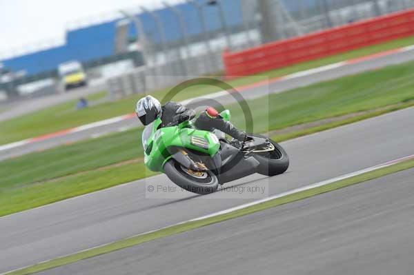 Motorcycle action photographs;Silverstone circuit;Silverstone photographs;Trackday digital images;event digital images;eventdigitalimages;no limits trackday;peter wileman photography;rockingham towcester northamptonshire;trackday;trackday photos