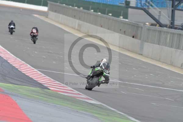 Motorcycle action photographs;Silverstone circuit;Silverstone photographs;Trackday digital images;event digital images;eventdigitalimages;no limits trackday;peter wileman photography;rockingham towcester northamptonshire;trackday;trackday photos