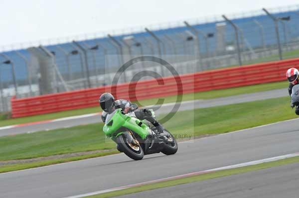 Motorcycle action photographs;Silverstone circuit;Silverstone photographs;Trackday digital images;event digital images;eventdigitalimages;no limits trackday;peter wileman photography;rockingham towcester northamptonshire;trackday;trackday photos