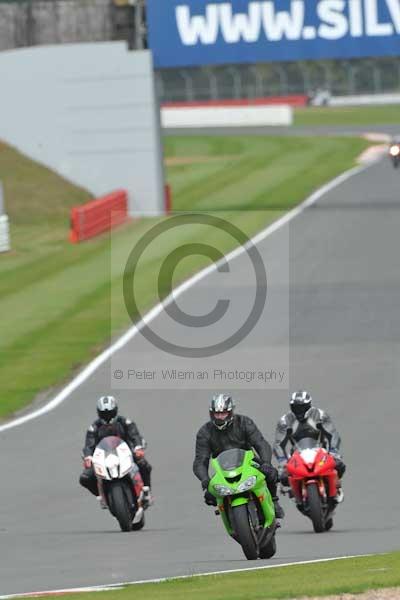 Motorcycle action photographs;Silverstone circuit;Silverstone photographs;Trackday digital images;event digital images;eventdigitalimages;no limits trackday;peter wileman photography;rockingham towcester northamptonshire;trackday;trackday photos