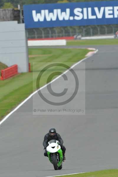 Motorcycle action photographs;Silverstone circuit;Silverstone photographs;Trackday digital images;event digital images;eventdigitalimages;no limits trackday;peter wileman photography;rockingham towcester northamptonshire;trackday;trackday photos