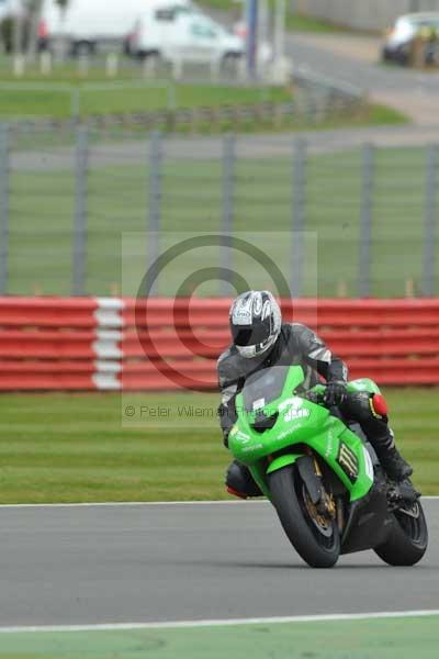 Motorcycle action photographs;Silverstone circuit;Silverstone photographs;Trackday digital images;event digital images;eventdigitalimages;no limits trackday;peter wileman photography;rockingham towcester northamptonshire;trackday;trackday photos