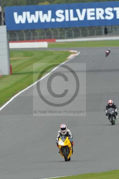 Motorcycle action photographs;Silverstone circuit;Silverstone photographs;Trackday digital images;event digital images;eventdigitalimages;no limits trackday;peter wileman photography;rockingham towcester northamptonshire;trackday;trackday photos