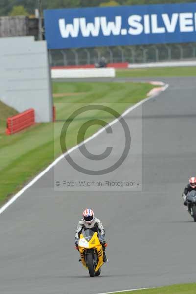 Motorcycle action photographs;Silverstone circuit;Silverstone photographs;Trackday digital images;event digital images;eventdigitalimages;no limits trackday;peter wileman photography;rockingham towcester northamptonshire;trackday;trackday photos