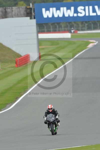 Motorcycle action photographs;Silverstone circuit;Silverstone photographs;Trackday digital images;event digital images;eventdigitalimages;no limits trackday;peter wileman photography;rockingham towcester northamptonshire;trackday;trackday photos