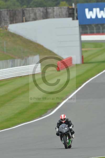 Motorcycle action photographs;Silverstone circuit;Silverstone photographs;Trackday digital images;event digital images;eventdigitalimages;no limits trackday;peter wileman photography;rockingham towcester northamptonshire;trackday;trackday photos