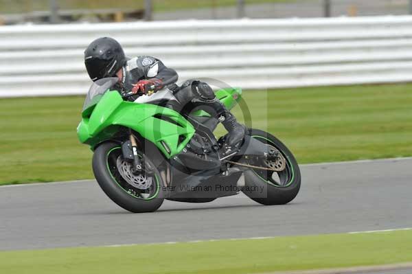 Motorcycle action photographs;Silverstone circuit;Silverstone photographs;Trackday digital images;event digital images;eventdigitalimages;no limits trackday;peter wileman photography;rockingham towcester northamptonshire;trackday;trackday photos