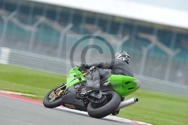 Motorcycle action photographs;Silverstone circuit;Silverstone photographs;Trackday digital images;event digital images;eventdigitalimages;no limits trackday;peter wileman photography;rockingham towcester northamptonshire;trackday;trackday photos
