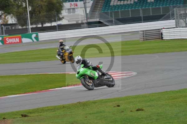 Motorcycle action photographs;Silverstone circuit;Silverstone photographs;Trackday digital images;event digital images;eventdigitalimages;no limits trackday;peter wileman photography;rockingham towcester northamptonshire;trackday;trackday photos