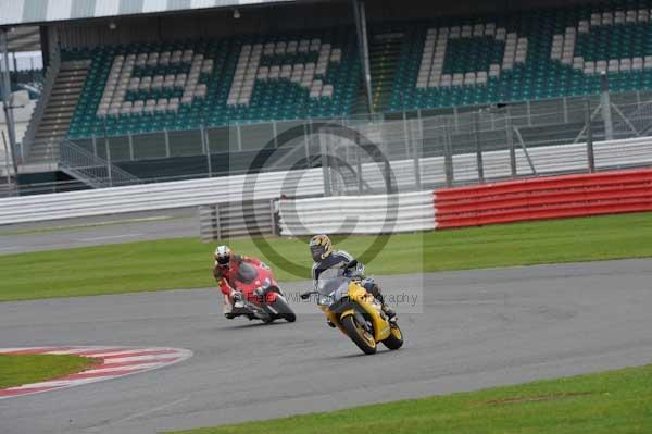 Motorcycle action photographs;Silverstone circuit;Silverstone photographs;Trackday digital images;event digital images;eventdigitalimages;no limits trackday;peter wileman photography;rockingham towcester northamptonshire;trackday;trackday photos