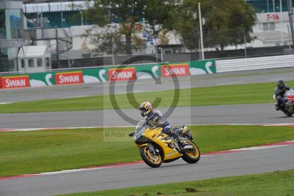 Motorcycle action photographs;Silverstone circuit;Silverstone photographs;Trackday digital images;event digital images;eventdigitalimages;no limits trackday;peter wileman photography;rockingham towcester northamptonshire;trackday;trackday photos