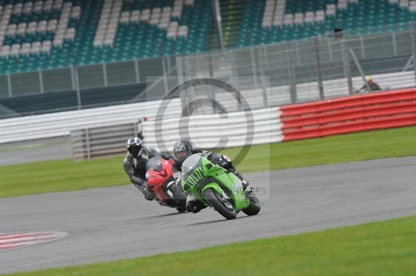 Motorcycle action photographs;Silverstone circuit;Silverstone photographs;Trackday digital images;event digital images;eventdigitalimages;no limits trackday;peter wileman photography;rockingham towcester northamptonshire;trackday;trackday photos