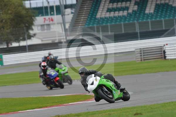 Motorcycle action photographs;Silverstone circuit;Silverstone photographs;Trackday digital images;event digital images;eventdigitalimages;no limits trackday;peter wileman photography;rockingham towcester northamptonshire;trackday;trackday photos