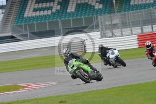 Motorcycle action photographs;Silverstone circuit;Silverstone photographs;Trackday digital images;event digital images;eventdigitalimages;no limits trackday;peter wileman photography;rockingham towcester northamptonshire;trackday;trackday photos