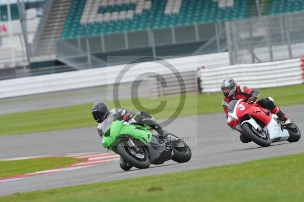 Motorcycle action photographs;Silverstone circuit;Silverstone photographs;Trackday digital images;event digital images;eventdigitalimages;no limits trackday;peter wileman photography;rockingham towcester northamptonshire;trackday;trackday photos