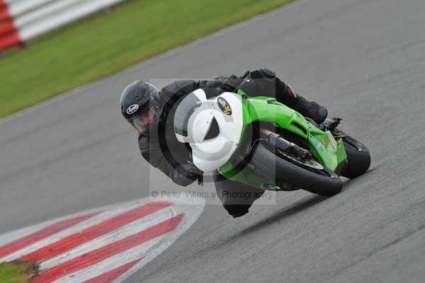 Motorcycle action photographs;Silverstone circuit;Silverstone photographs;Trackday digital images;event digital images;eventdigitalimages;no limits trackday;peter wileman photography;rockingham towcester northamptonshire;trackday;trackday photos