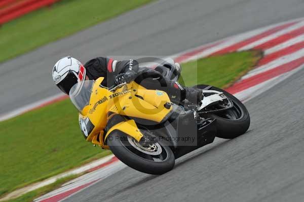 Motorcycle action photographs;Silverstone circuit;Silverstone photographs;Trackday digital images;event digital images;eventdigitalimages;no limits trackday;peter wileman photography;rockingham towcester northamptonshire;trackday;trackday photos