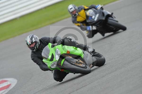 Motorcycle action photographs;Silverstone circuit;Silverstone photographs;Trackday digital images;event digital images;eventdigitalimages;no limits trackday;peter wileman photography;rockingham towcester northamptonshire;trackday;trackday photos