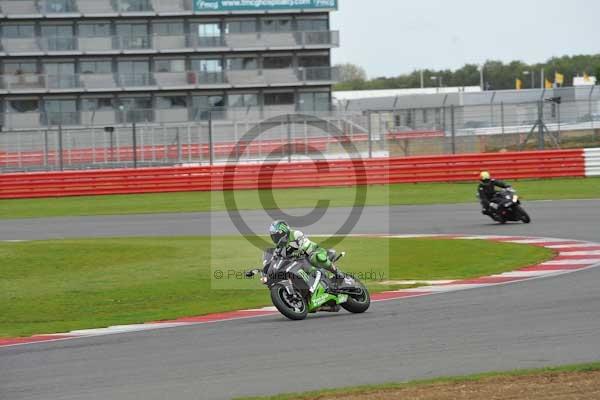 Motorcycle action photographs;Silverstone circuit;Silverstone photographs;Trackday digital images;event digital images;eventdigitalimages;no limits trackday;peter wileman photography;rockingham towcester northamptonshire;trackday;trackday photos