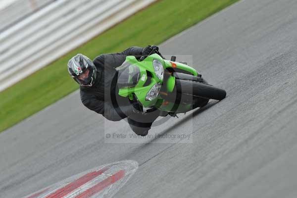 Motorcycle action photographs;Silverstone circuit;Silverstone photographs;Trackday digital images;event digital images;eventdigitalimages;no limits trackday;peter wileman photography;rockingham towcester northamptonshire;trackday;trackday photos