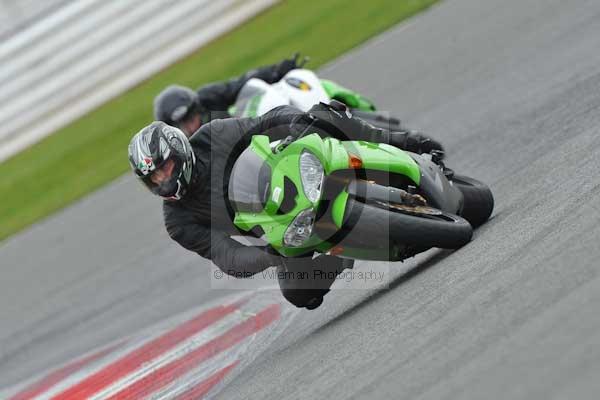 Motorcycle action photographs;Silverstone circuit;Silverstone photographs;Trackday digital images;event digital images;eventdigitalimages;no limits trackday;peter wileman photography;rockingham towcester northamptonshire;trackday;trackday photos