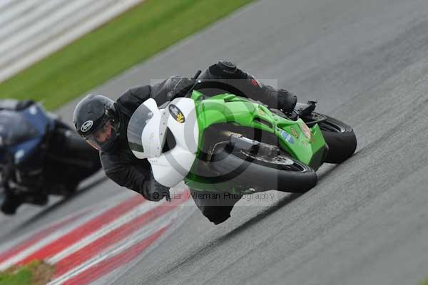Motorcycle action photographs;Silverstone circuit;Silverstone photographs;Trackday digital images;event digital images;eventdigitalimages;no limits trackday;peter wileman photography;rockingham towcester northamptonshire;trackday;trackday photos