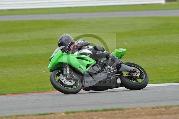 Motorcycle action photographs;Silverstone circuit;Silverstone photographs;Trackday digital images;event digital images;eventdigitalimages;no limits trackday;peter wileman photography;rockingham towcester northamptonshire;trackday;trackday photos