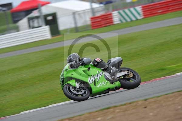 Motorcycle action photographs;Silverstone circuit;Silverstone photographs;Trackday digital images;event digital images;eventdigitalimages;no limits trackday;peter wileman photography;rockingham towcester northamptonshire;trackday;trackday photos