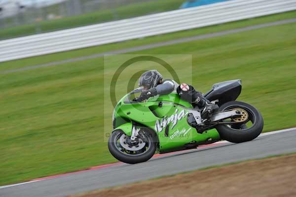 Motorcycle action photographs;Silverstone circuit;Silverstone photographs;Trackday digital images;event digital images;eventdigitalimages;no limits trackday;peter wileman photography;rockingham towcester northamptonshire;trackday;trackday photos