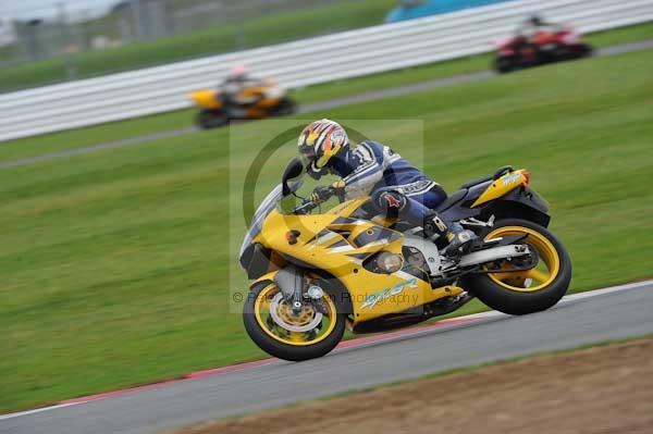 Motorcycle action photographs;Silverstone circuit;Silverstone photographs;Trackday digital images;event digital images;eventdigitalimages;no limits trackday;peter wileman photography;rockingham towcester northamptonshire;trackday;trackday photos