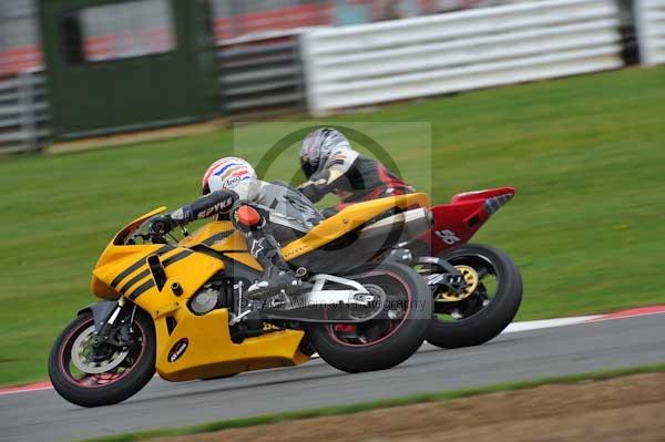 Motorcycle action photographs;Silverstone circuit;Silverstone photographs;Trackday digital images;event digital images;eventdigitalimages;no limits trackday;peter wileman photography;rockingham towcester northamptonshire;trackday;trackday photos