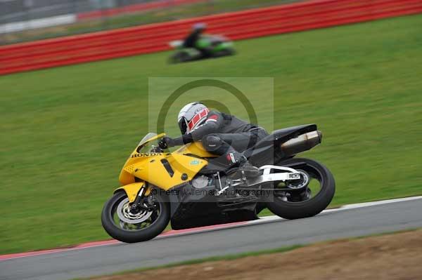 Motorcycle action photographs;Silverstone circuit;Silverstone photographs;Trackday digital images;event digital images;eventdigitalimages;no limits trackday;peter wileman photography;rockingham towcester northamptonshire;trackday;trackday photos