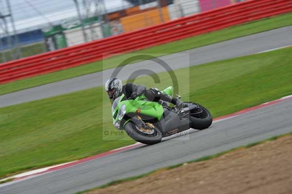 Motorcycle action photographs;Silverstone circuit;Silverstone photographs;Trackday digital images;event digital images;eventdigitalimages;no limits trackday;peter wileman photography;rockingham towcester northamptonshire;trackday;trackday photos
