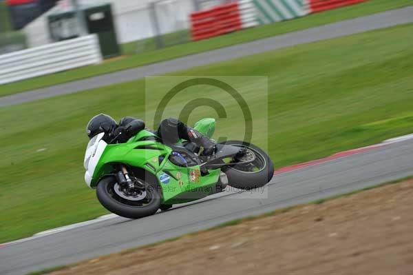 Motorcycle action photographs;Silverstone circuit;Silverstone photographs;Trackday digital images;event digital images;eventdigitalimages;no limits trackday;peter wileman photography;rockingham towcester northamptonshire;trackday;trackday photos