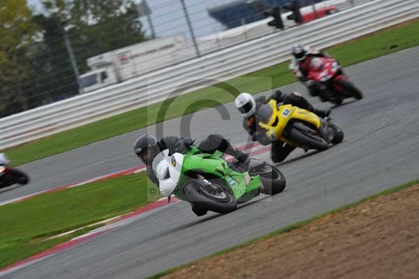 Motorcycle action photographs;Silverstone circuit;Silverstone photographs;Trackday digital images;event digital images;eventdigitalimages;no limits trackday;peter wileman photography;rockingham towcester northamptonshire;trackday;trackday photos