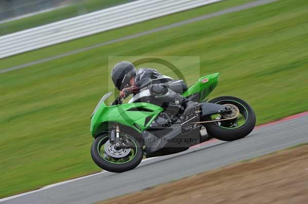 Motorcycle action photographs;Silverstone circuit;Silverstone photographs;Trackday digital images;event digital images;eventdigitalimages;no limits trackday;peter wileman photography;rockingham towcester northamptonshire;trackday;trackday photos