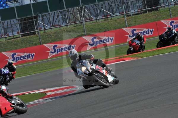 Motorcycle action photographs;Silverstone circuit;Silverstone photographs;Trackday digital images;event digital images;eventdigitalimages;no limits trackday;peter wileman photography;rockingham towcester northamptonshire;trackday;trackday photos