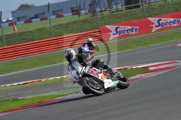 Motorcycle action photographs;Silverstone circuit;Silverstone photographs;Trackday digital images;event digital images;eventdigitalimages;no limits trackday;peter wileman photography;rockingham towcester northamptonshire;trackday;trackday photos