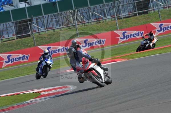 Motorcycle action photographs;Silverstone circuit;Silverstone photographs;Trackday digital images;event digital images;eventdigitalimages;no limits trackday;peter wileman photography;rockingham towcester northamptonshire;trackday;trackday photos