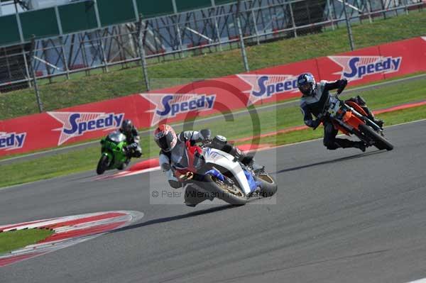 Motorcycle action photographs;Silverstone circuit;Silverstone photographs;Trackday digital images;event digital images;eventdigitalimages;no limits trackday;peter wileman photography;rockingham towcester northamptonshire;trackday;trackday photos